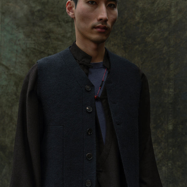 RawFeltVest_Navy_03_a7dba2b2-